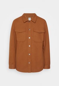 Brun, knapplång jacka med krage, två bröstfickor och silverfärgade tryckknappar. Tillverkad av mjukt, texturerat tyg med långa ärmar.