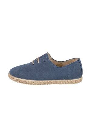 Zapato casual de ante azul con dos cordones beige y suela trenzada de fibra natural, mostrado de perfil sobre fondo blanco.