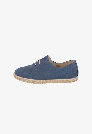 Zapato casual de ante azul con dos cordones beige y suela trenzada de fibra natural, mostrado de perfil sobre fondo blanco.