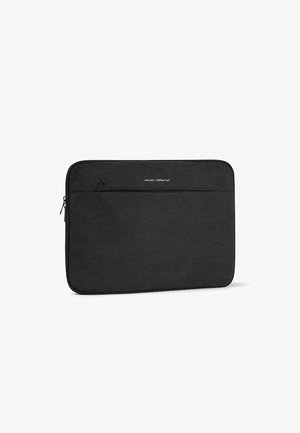 Czarna etui na laptopa z teksturowanej tkaniny, zamknięcie na zamek, zewnętrzna kieszeń i logo z przodu. Prostokątny kształt z zaokrąglonymi krawędziami.