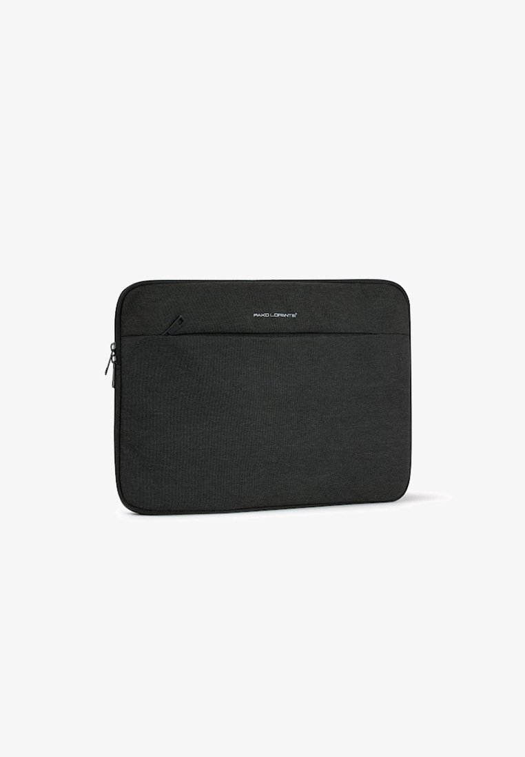 Czarna etui na laptopa z teksturowanej tkaniny, zamknięcie na zamek, zewnętrzna kieszeń i logo z przodu. Prostokątny kształt z zaokrąglonymi krawędziami.