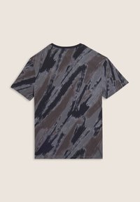 T-shirt a maniche corte con scollo rotondo, caratterizzato da un motivo astratto a pennellate in tonalità di nero, grigio e marrone.