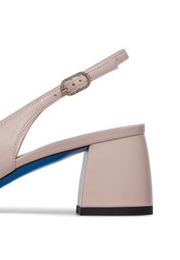 Scarpa slingback in pelle rosa con tacco a blocco quadrato, dotata di un accento blu e di un dettaglio con fibbia gioiello sulla cinghia.