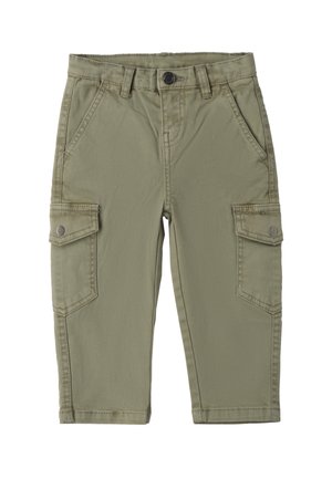 Pantalons cargo en coton vert avec deux poches avant et deux poches latérales. Comprend une fermeture à bouton et des passants de ceinture. Texture principalement lisse.