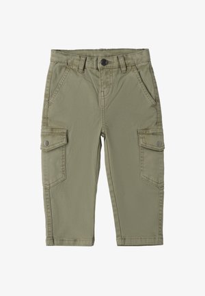 Groene katoenen cargobroek met twee voorzakken en twee zijzakken. Voorzien van een knoopsluiting en ceintuurlussen. Voornamelijk een gladde textuur.