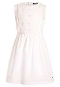 Biała sukienka bez rękawów z teksturowanym dzianinowym korpusem, okrągłym dekoltem i marszczoną spódnicą, wykonana z lekkiego materiału.