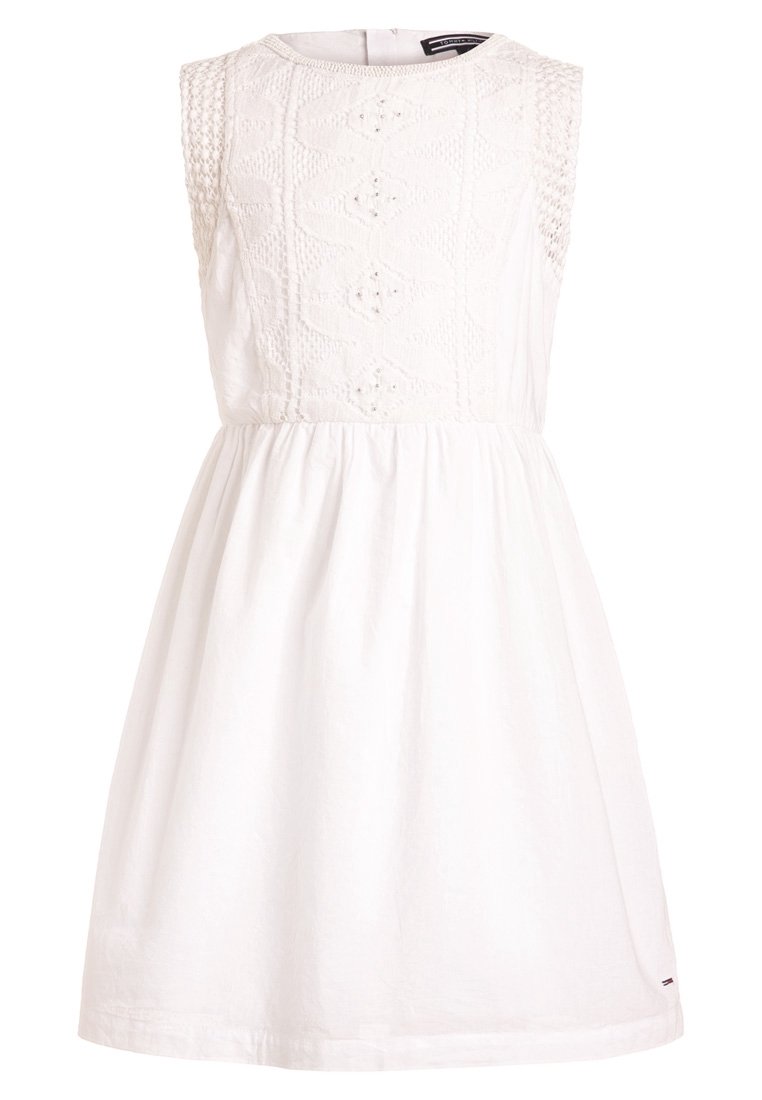 Biała sukienka bez rękawów z teksturowanym dzianinowym korpusem, okrągłym dekoltem i marszczoną spódnicą, wykonana z lekkiego materiału.