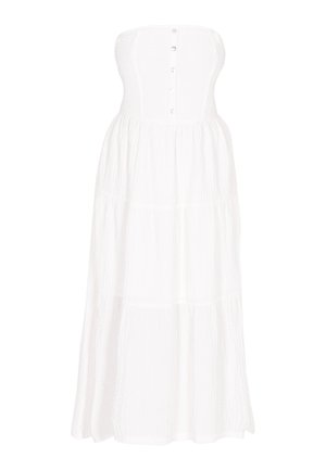 Witte straploze maxi-jurk met een gelaagd ontwerp, textuurstof en knoopdetails aan de voorkant voor een eenvoudige, elegante uitstraling.