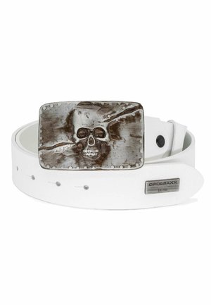 Ceinture en cuir blanc avec une boucle en métal rectangulaire embossée, ornée d'un design de crâne et d'accents texturés. Inclut une étiquette en métal de marque.