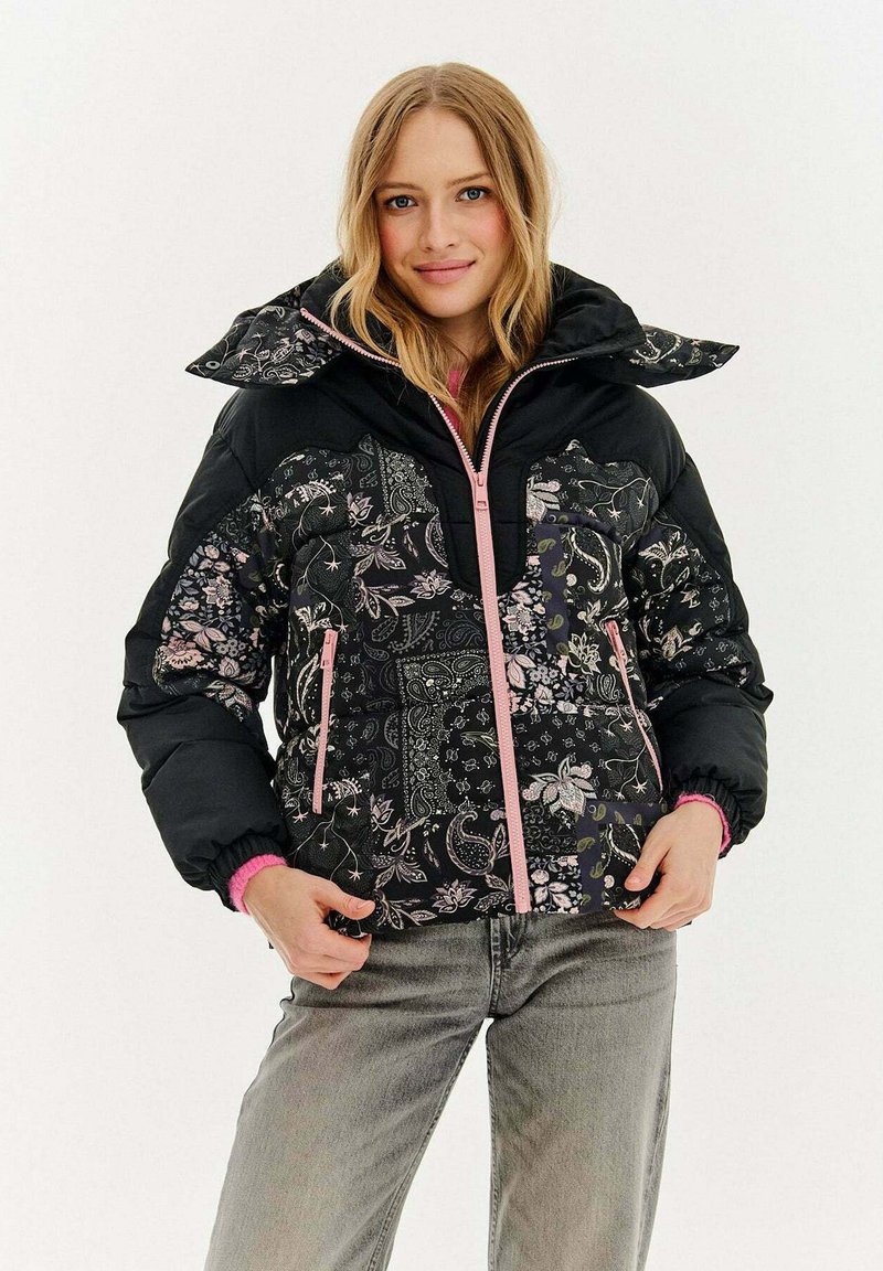 Czarna pikowana kurtka z kwiatowymi i paisley wzorami w różowym kolorze, z wysokim kołnierzem, zamkami błyskawicznymi i elastycznymi mankietami.