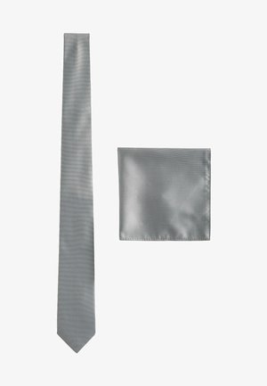 Cravate grise à motifs et pochette assortie. La cravate est longue et étroite avec un design texturé ; la pochette a une finition lisse.