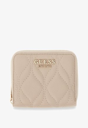 Portafoglio trapuntato beige con zip dorata e logo "GUESS EST 1981" dorato al centro davanti.