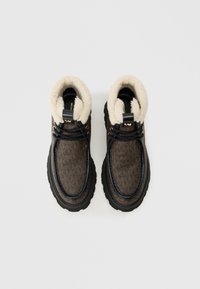 Hnedé čižmy s vzorom, so soft krémovým umelým kožušinovým golierom, čiernymi šnúrkami, zlatými očkami a textúrovanou čiernou gumovou podrážkou.