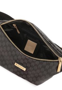 Borsa in tessuto nero con motivo geometrico, dettagli in oro, superficie testurizzata, scomparti con cerniera e patch con logo interno.