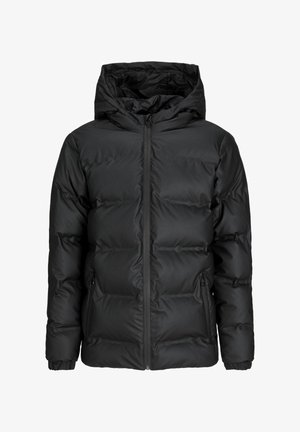 Doudoune noire avec capuche, présentant une finition brillante et un design matelassé. Portée par-dessus un pull noir et associée à un pantalon de survêtement noir et des chaussures.