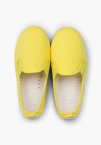 Gele instap schoenen met een gestructureerde stoffen bovenkant, ronde neus en contrasterende stiksels. Het interieur heeft een gladde, lichtgekleurde voering.