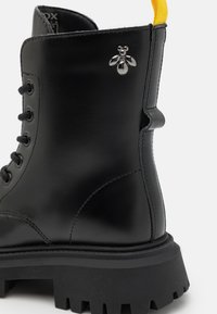 Geox MAQUINNENS GIRL - Botines con cordones - black