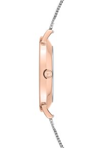 Runde Uhr mit einem Gehäuse aus roségoldfarbenem Edelstahl, silbernem Zifferblatt und einem geflochtenen Silberarmband. Enthält einen seitlichen Druckknopf.