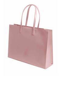 Sac fourre-tout en simili cuir rose avec deux poignées, une forme structurée, une texture lisse et un dessus ouvert. Design minimaliste sans ornement visible.