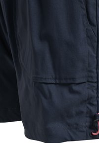 Navyblaue Shorts aus leichtem Stoff mit glatter Textur, ausgestattet mit einer Seitentasche und einem kontrastierenden pinken Kordelzug.