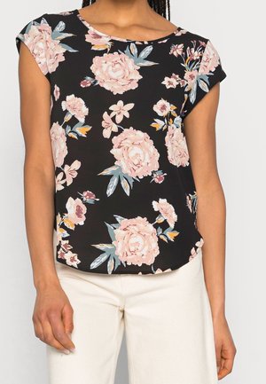 Zwarte bloes met bloemenprint en kapmouwen. Korte mouwen, versierd met roze rozen en blauwe bladeren in een patroon. Lichtgewicht, gladde stof.