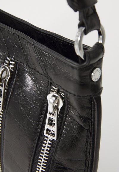 Borsa a mano in pelle nera con due cerniere metalliche, una superficie texturizzata e una tracolla removibile attaccata tramite anelli d'argento.