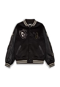 Chaqueta varsity negra con cuerpo de lana, mangas de cuero, puños acanalados a rayas y logotipos bordados. Cierre frontal con botones y bolsillos laterales.
