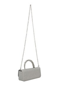 Silberne Glitzertasche mit rechteckiger Form, ausgestattet mit einem Kettenriemen und einem mit Kristallen verzierten Griffakzent. Glatte Textur.