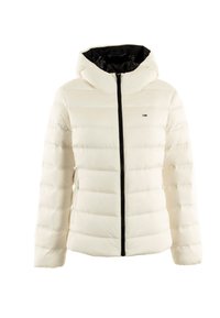Chaqueta acolchada blanca con una cremallera negra, costuras horizontales y una capucha forrada de negro. Presenta un pequeño logo en el lado izquierdo del pecho.