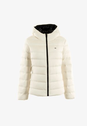 Chaqueta acolchada blanca con una cremallera negra, costuras horizontales y una capucha forrada de negro. Presenta un pequeño logo en el lado izquierdo del pecho.