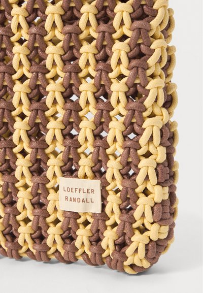 Borsa tessuta realizzata in materiali marroni e gialli, con una superficie texture e un piccolo etichetta con la scritta "Loeffler Randall" su un lato.