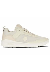 Zapatilla deportiva beige con parte superior de malla, suela de goma, diseño con cordones y un logo sutil en el lateral y el talón.