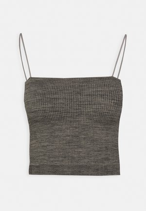 Šedý žebrovaný crop top s tenkými nastavitelnými ramínky, který má texturovaný pletený design a rovný lem.