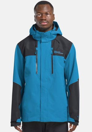 Giacca impermeabile blu e nera con cappuccio, cerniera frontale e due tasche sul petto. Presenta un design elegante e un tessuto strutturato.