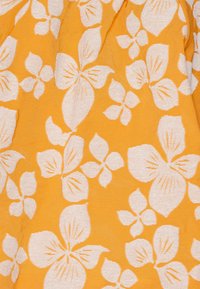 Tecido amarelo com um padrão floral branco e detalhes texturizados, incluindo formas variadas de pétalas e folhas.