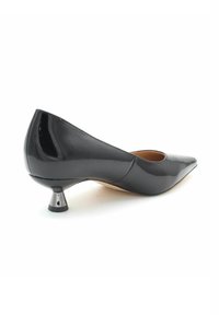Décolleté in vernice nera con punta affusolata, tacco conico basso e texture liscia. Presenta un design elegante e accenti minimi.