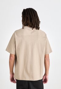 BOSS POCKET - Jednoduché tričko - open brown