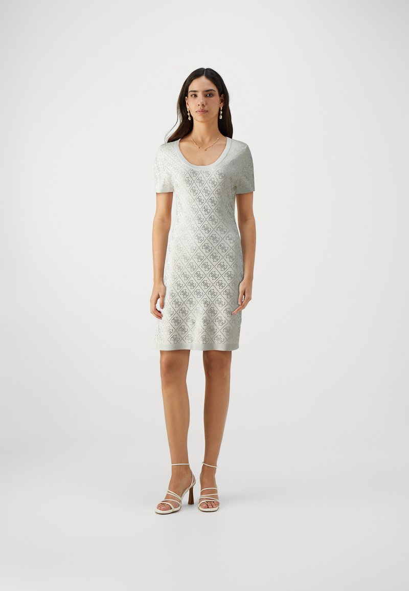 Šviesiai žalia trumpų rankovių, iki kelių ilgio suknelė, pagaminta iš audinio su deimanto raštu ir subtiliu blizgesiu. V formos iškirptė ir prigludusi siluetas.