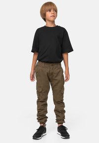 Svart t-skjorte med korte ermer, brune cargobukser med elastiske mansjetter og sidelommer, og svarte joggesko. Enkel, funksjonell design.