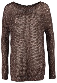 Brauner, gestrickter Pullover mit lockerer Passform, langen Ärmeln, offenem Ausschnitt und einem strukturierten Muster über die gesamte Fläche. Leicht und halbtransparent im Design.