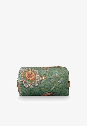 Groene stoffen pouch met een grote meerkleurige bloemenprint, een klein rond metalen embleem en een ritssluiting aan de bovenkant.