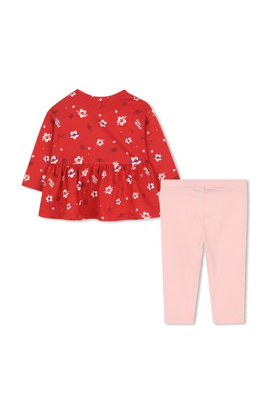 Chemise rouge à manches longues avec imprimé floral et taille froncée, associée à un legging rose clair, le tout en tissu doux.