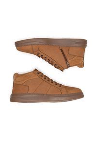 Hnědé kožené vysoké tenisky s strukturovaným povrchem, s šněrováním a bočním zipem, a solidní hnědou gumovou podrážkou.