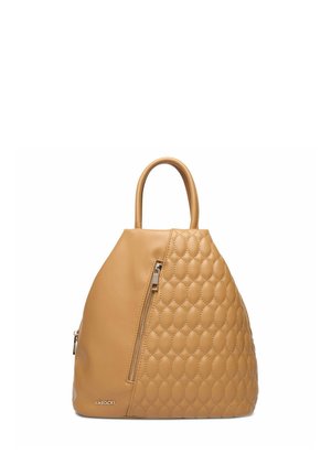 Brązowa skórzana torebka z pikowanym wzorem na jednej stronie, pionową kieszenią na zamek, zaokrąglonym górnym uchwytem oraz logo "LASOCKI" na dole.