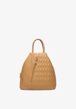 Brązowa skórzana torebka z pikowanym wzorem na jednej stronie, pionową kieszenią na zamek, zaokrąglonym górnym uchwytem oraz logo "LASOCKI" na dole.