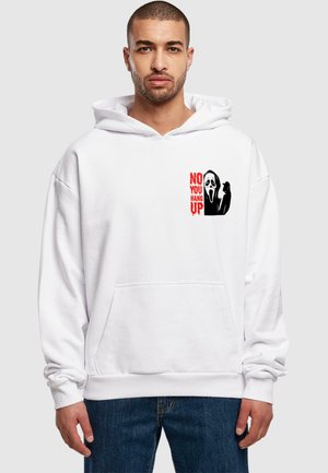 Hvid hættepullover med en frontlomme, der har et sort og rødt grafisk print, som inkluderer frasen "NEJ, DU LÆGGER PÅ" og en grædende ansigt illustration.