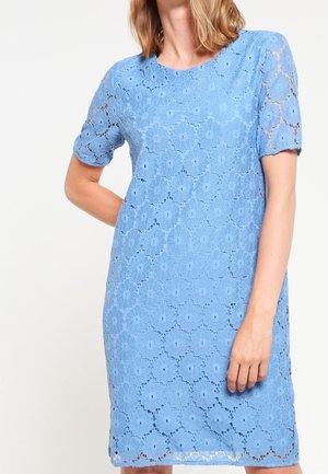 Robe en dentelle bleu clair avec un col rond et des manches courtes. Présente des motifs floraux et un ourlet festonné, créant une apparence texturée.