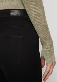 Thumbnail Image 6