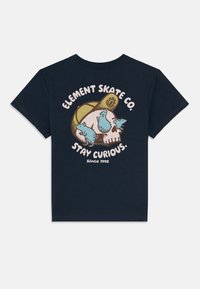 Marineblå bomull t-skjorte med grafikk av et skjelett med hatt, omgitt av blå og svarte gnagere, med teksten "Stay Curious" og "Element Skate Co."