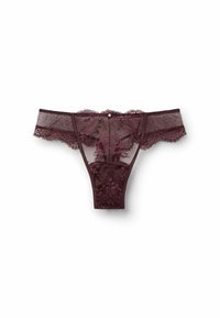 String en dentelle bordeaux avec motifs floraux, sections semi-transparentes, bords festonnés et un petit bouton décoratif à l'arrière.